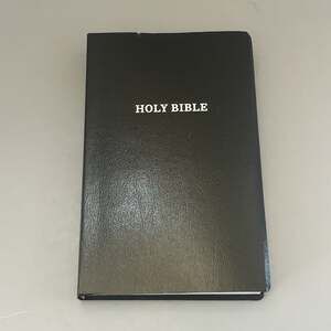 Holy Bible Thomas Nelson KJV Red Letter Edition Black Faux Leathersoft 2016